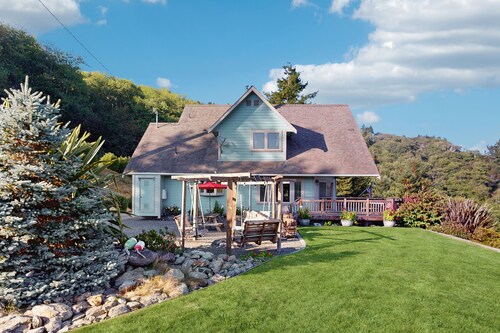 Custom home overlooking Redwood Creek Valley - hot tub, furnished deck & firepit