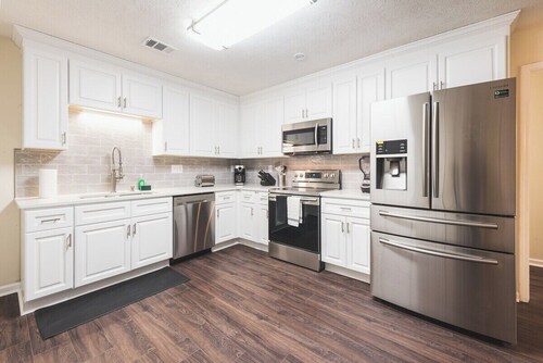 The Modern Serenity Townhome -10 mins to Horsepark