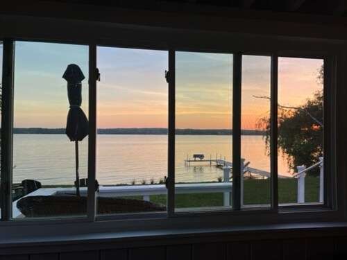 Lake Leelenau Waterfront Cottage-close to Traverse City, Fishtown & Suttons Bay