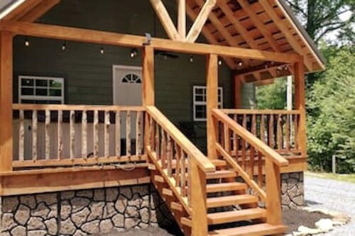 Sawmill Retreat located near Summersville Lake/ Gauley River with hot tub