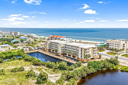 Fourth Floor Condo with Shared Pool, Ocean View, High-Speed WiFi, & Washer/Dryer