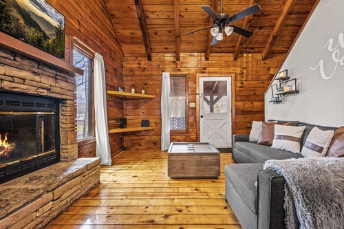 Log Cabin w/ Amenities. New Hot Tub. Quiet/Close to the Park/Pigeon Forge