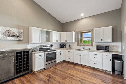 ** NEW 5 STAR HILL COUNTRY RETREAT **