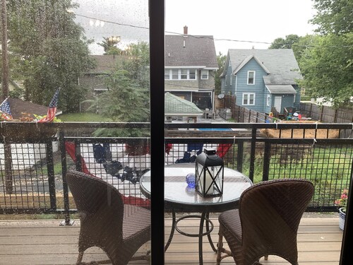 3 BR/3BA NewTownhouse 1.5 miles from campus, walk to downtown restaurants.