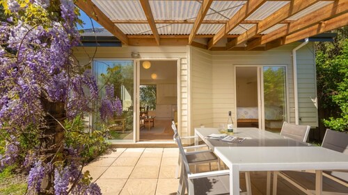 A delightful studio in idyllic Mapua Village, perfect from which to explore the Tasman region