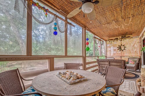 2 blocks to the beach! First floor 2 BR/2 BA - Secluded Lanai, WiFI, Pool&Tennis