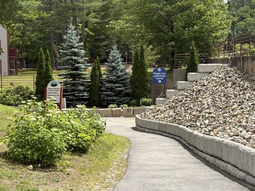 COZY ATTITASH GETAWAY: 10 min walk to Attitash w/Pool & Hot tub - Storyland
