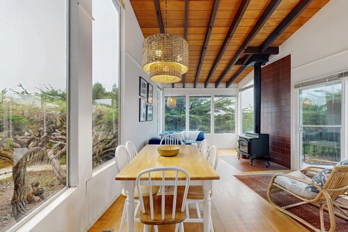 Bright Home 800 Feet from Salmon Creek Beach w/ Wood Stove & Pool Table