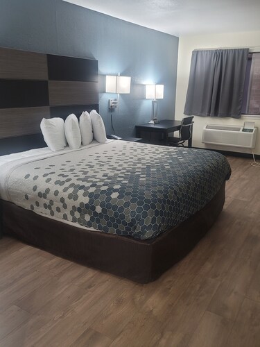 Econo Lodge Inn & Suites Downtown San Antonio