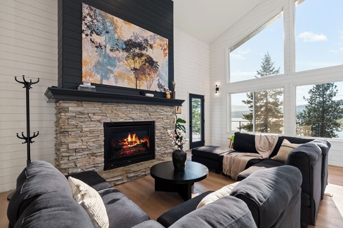 Lakeview Retreat – Spacious 6,000 Sq Ft Home on 21 Acres