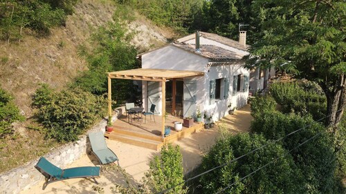 Authentic gîte, nature, calm, swimming pool, relaxation, activities and scents
