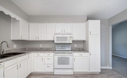 Cheerful 3 Bedroom House, 2 Bathrooms, 5 minutes from the interstate