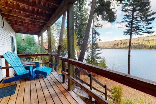 Lakefront lodge with private dock, great water view, deck & laundry