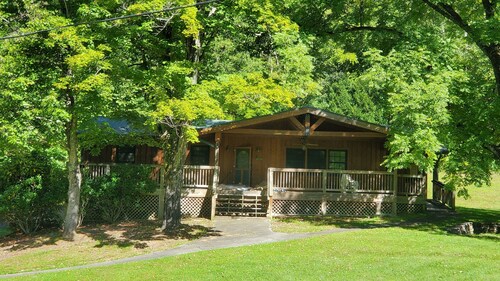 Lakeview Lounge. 3 bedroom cabin surrounded by national forest.