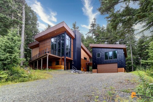 Luxury Modern Mountain Home 1/2 mile from Ski Resort