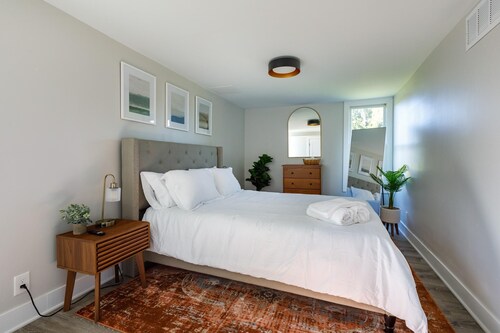 Beautiful 4BR/3BA Farmhouse Escape W/ Jacuzzi!