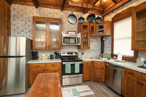 2 BR Cloverdale Duplex w/ Large Country Kitchen