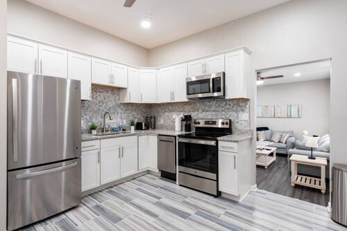 Luxe 2BR Home on Famous St./Sleeps 5/Pets Welcome