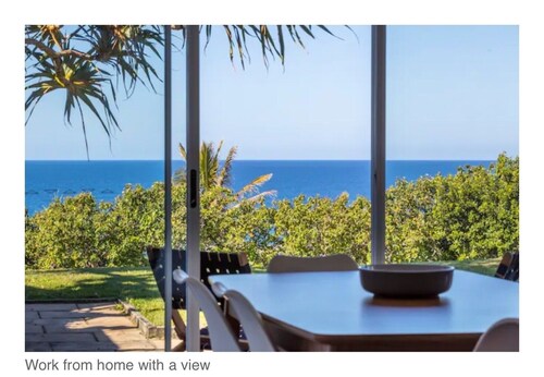 THE GRASSY KNOLL Panoramic Beach Apartment - Sunrise Beach