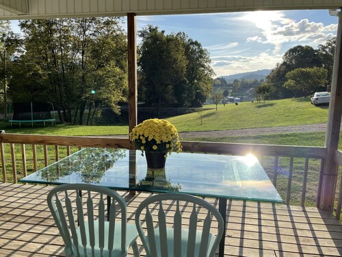 Compass Rose: Orient yourself! 3 bedroom peaceful retreat on the lake