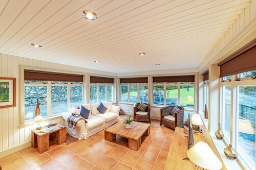 Penninghame Mid Lodge - a cottage that sleeps 7 guests in 4 bedrooms