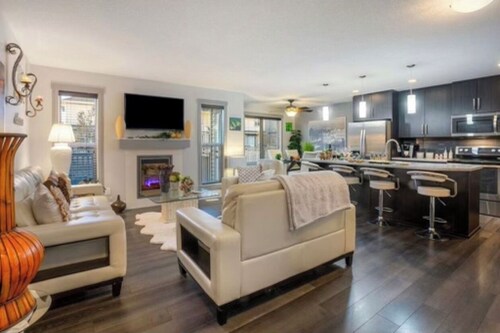 Cozy and beautiful three bedroom house close to lake