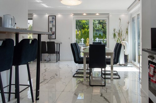 Luxury holiday Home with Garden, Terrace, A/C & Wi-Fi