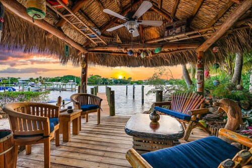 THE RIVER HOUSE, 21 Foot Boston Whaler Included