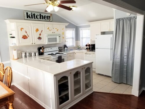 Pop's Lakefront Retreat.<br>Remodeled clean and comfortable.