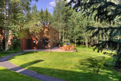 Spacious Condo w/ Great Alpine Views from Private Balcony w/ Gas Fireplace!