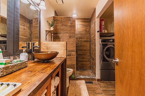 Private Wi-Fi>HotTub>Fenced Yard>Cozy Retreat