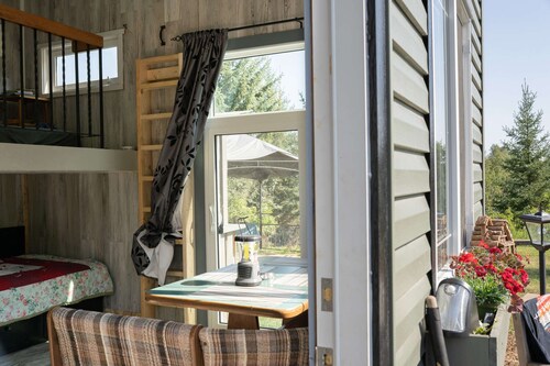 Chickadee Chalet -Cabin mins to Edmonton, St Albert. Valley area & Pet friendly!