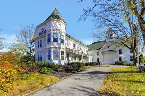 Large Home with indoor pool Close to Casino, Lakes, and Mountains