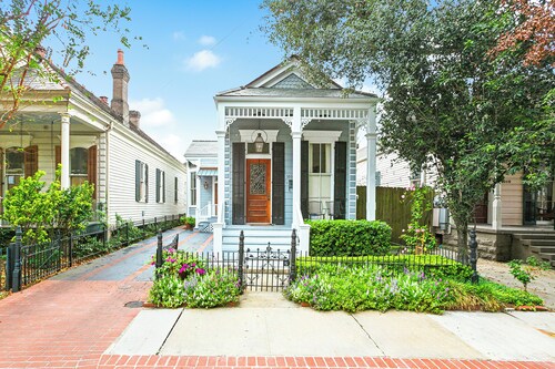 Separate-Entrance Exclusive Use Guest Suite--steps to Magazine St. & St. Charles