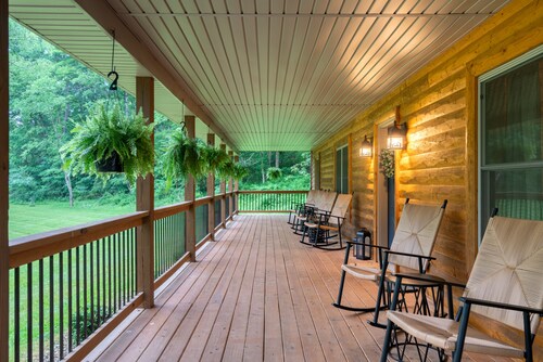 Knotty Pine: Relaxing 3 Bed Hocking Hills Cabin