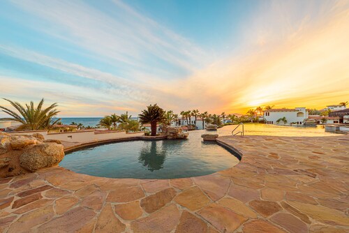 B302 Oceanview Penthouse with Infinity pool and jacuzzi