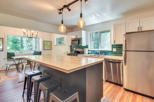 Cozy Retreat w/ Deck ~ 2 Mi to Pinecrest Lake!