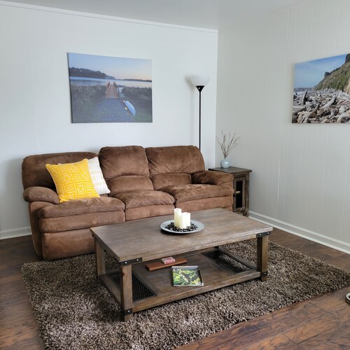 Close to local beaches, beachcombers welcome!