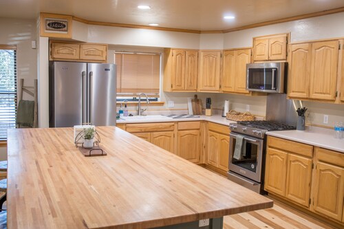 Dogs welcome - Gorgeous, Spacious Cabin in the Pines