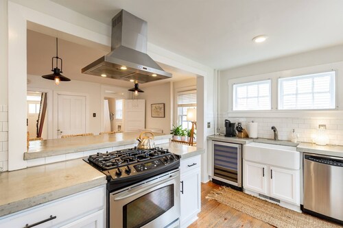Stay "Around the corner" from Annapolis hot spots with new King bed, fenced-in yard and parking