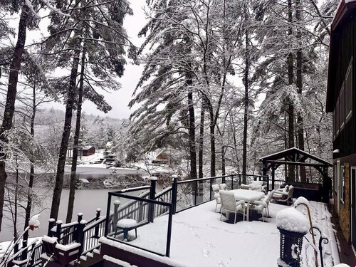 Beautiful Lake House on Belleau 100 ft of Waterfront! Kayaks, Jacuzzi 3100 sqft!