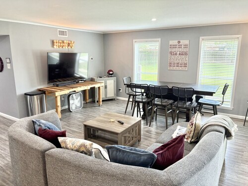 Gig`em on Glade-Spacious 5BR Home w/ Huge Backyard near TAMU