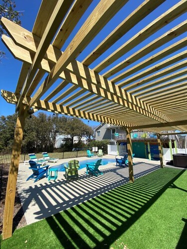 Beautiful Beach House w Heated Pool, Hot Tub & Stumbling Distance to the Beach!