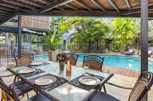 Tropical Luxury Darwin Style Apartment +WARM POOL +Bikes +Foreshore +Pet Croc