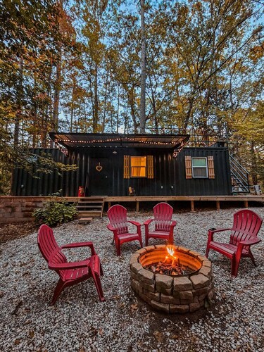 Cozy container cabin nestled in the Angelina National Forrest!