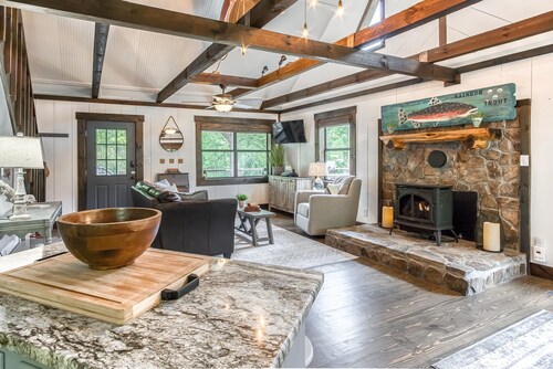 ★The Hatch★ Cabin on Trout River w/ Hot Tub, Pet/Kid Friendly