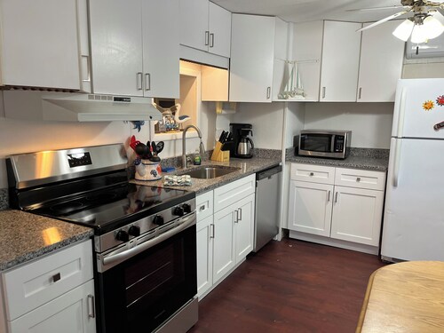 MERMAID MANOR heated POOL!! Waterfront, BOAT DOCK, KAYAKS, paddle Weeki Wachee