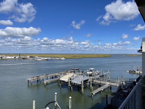 A pristine condo on the bay that comes with beautiful sunsets.