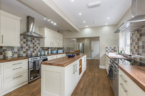 Stubbs House, Loddon, sleeps 20, 2 hot tubs