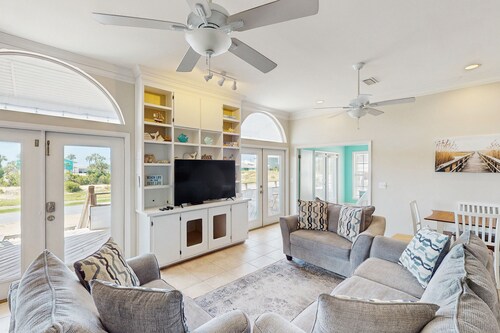 Snowbird-friendly beach house with private deck, A/C, & Fast WiFi